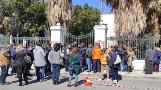Έγκλημα στη Μακρινίτσα: Οργή έξω από τα δικαστήρια του Βόλου