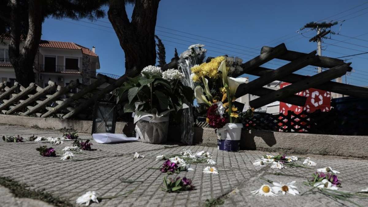 Γιώργος Καραϊβάζ: Ένα λουλούδι στη μνήμη του αφήνουν στο σημείο που έπεσε νεκρός η σύζυγος του και γείτονες