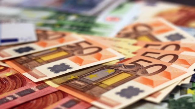 «Βρέχει» λεφτά: Δώρο Πάσχα, ενοίκια, voucher και έξτρα επίδομα σε μικρομεσαίους επιχειρηματίες (Video)