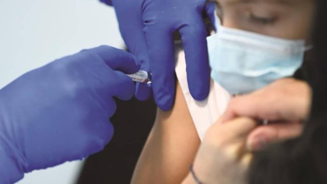 Το χρονοδιάγραμμα για τους εμβολιασμούς: Πότε ξεκινούν οι αιτήσεις για κάθε ηλικία – Νέα δεδομένα στον δρόμο για την ανοσία