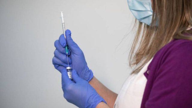 Προσοχή: Αυτές είναι οι παρενέργειες των εμβολίων Pfizer, Moderna και Johnson & Johnson