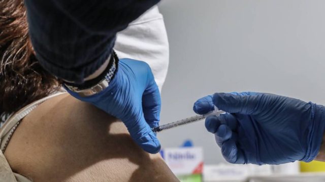 Κορωνοϊός: Προχωρά σε ρεκόρ εμβολιασμών η χώρα – Τα δεδομένα για την AstraZeneca