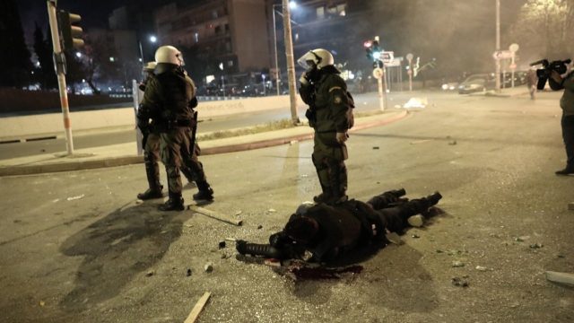 Επεισόδια Νέα Σμύρνη: Συγκλονίζει ο αστυνομικός που δέχθηκε δολοφονική επίθεση – «Πίστεψα ότι δεν θα με βρει κανείς» (Video)