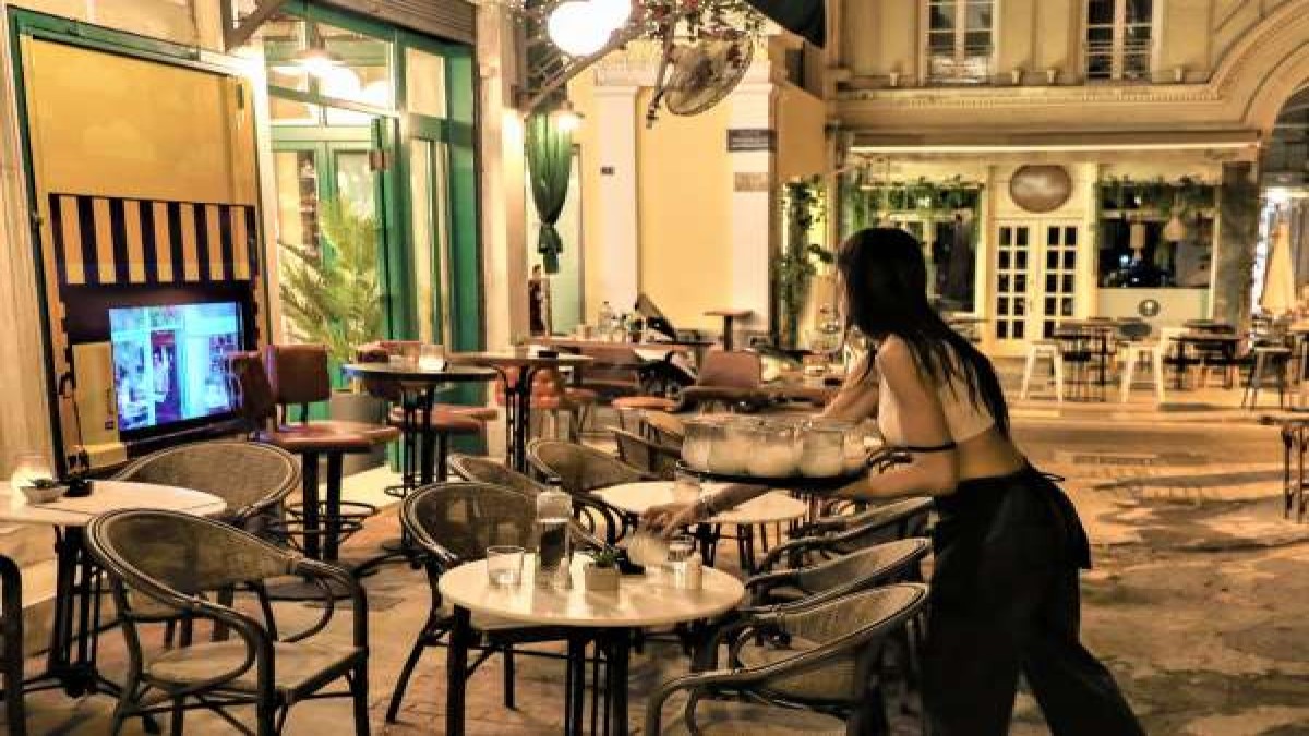 Εστίαση: Χωρίς μουσική και κλείσιμο στις 22:45 – Χαμός στα social media (photos)
