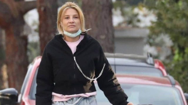 Χωρίς ίχνος μακιγιάζ η Φαίη Σκορδά στη Γλυφάδα