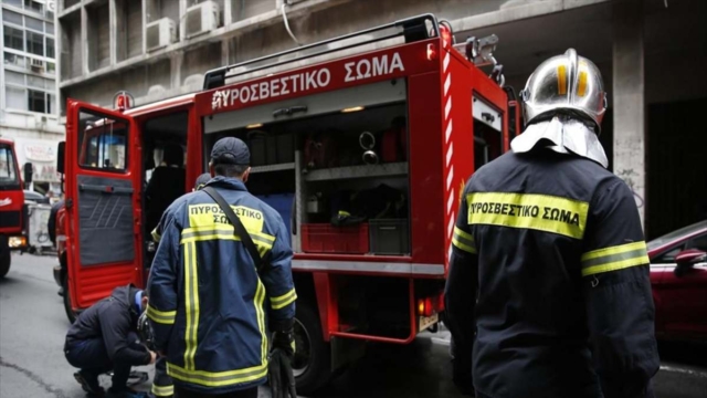 Φωτιά σε μονοκατοικία στην Πετρούπολη