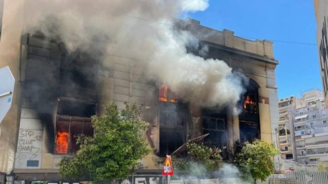 Φωτιά στον Πειραιά: Εργασίες κατεδάφισης μετά τις καταστροφές