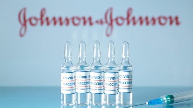 Κορωνοϊός: Προχωρούν οι εμβολιασμοί με Johnson & Johnson – Τι ισχύει για τις εγκύους