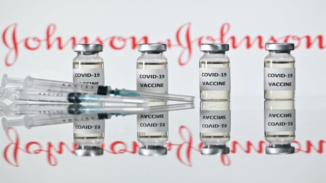 Εμβόλιο Johnson & Johnson: Παύση με τους εμβολιαμσούς στις ΗΠΑ – Τι θα κάνει η Ελλάδα (Video)