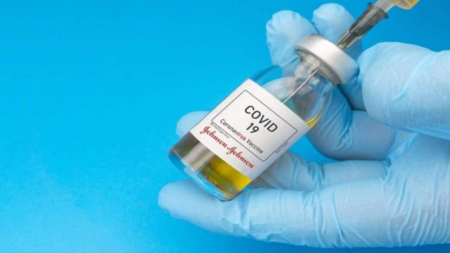 Ξεκινούν οι εμβολιασμοί με το Johnson & Johnson στην Ελλάδα – Σε ποια χώρα το έχουν απαγορεύσει και γιατί;