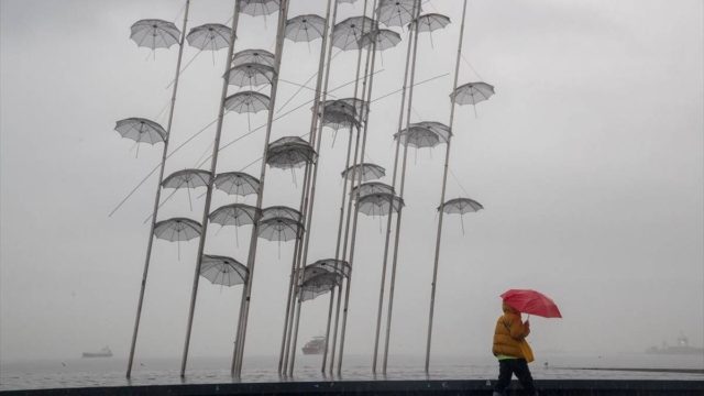 Καιρός: Κυριακή των Βαΐων (25/4) με βροχές και αφρικανική σκόνη