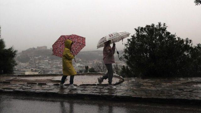 Άστατος ο καιρός και σήμερα: Βροχές, ισχυροί άνεμοι και αφρικανική σκόνη