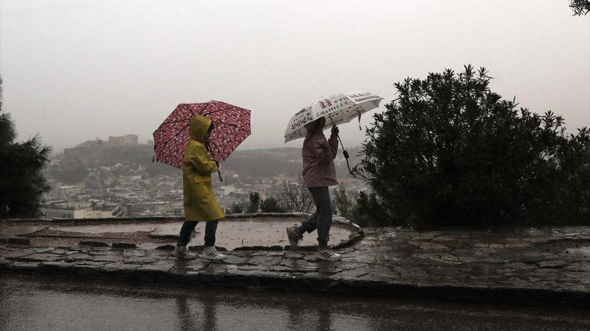 Άστατος ο καιρός και σήμερα: Βροχές, ισχυροί άνεμοι και αφρικανική σκόνη
