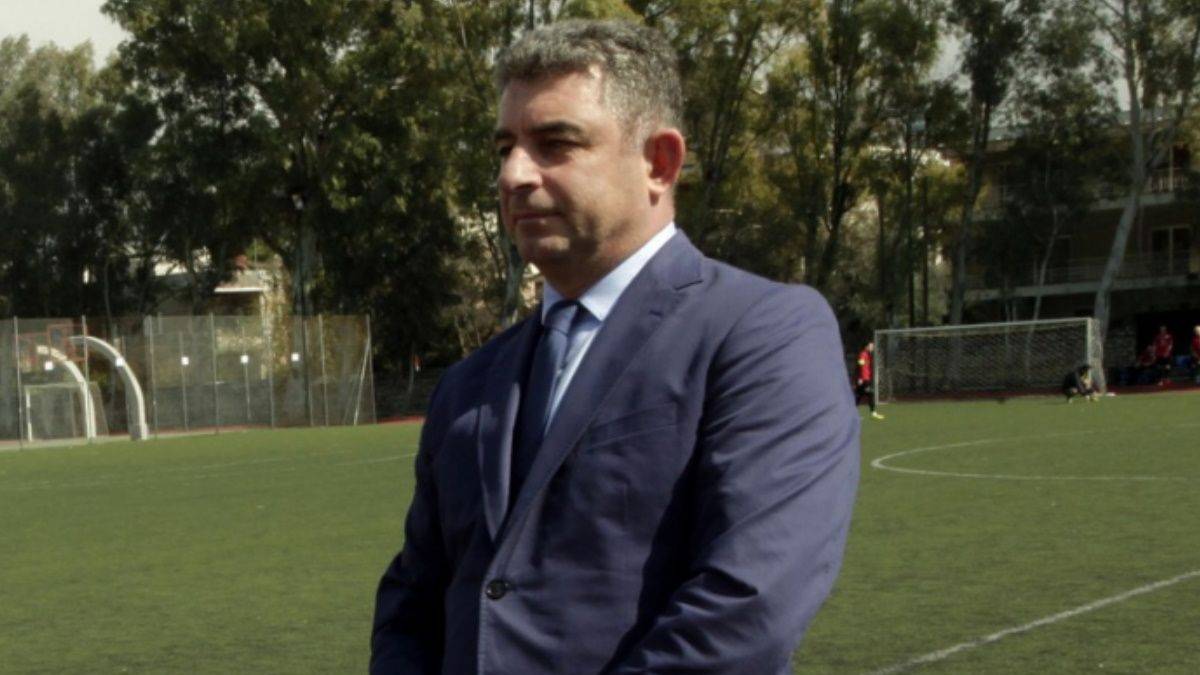 Γιώργος Καραϊβάζ: Θλίψη και οδύνη στην κηδεία του – «Είμαστε όλοι με ένα “γιατί;”»