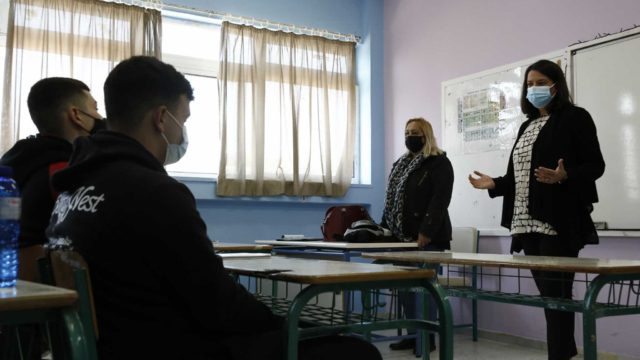 Κεραμέως: «Μπορεί να γίνεται μάθημα στο προαύλιο»