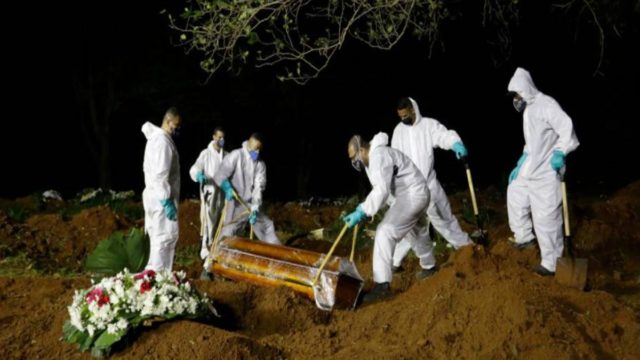 Εικόνες τρόμου στη Βραζιλία: Αδειάζουν παλιούς τάφους για να βάλουν μέσα νεκρούς από το κορωνοϊό