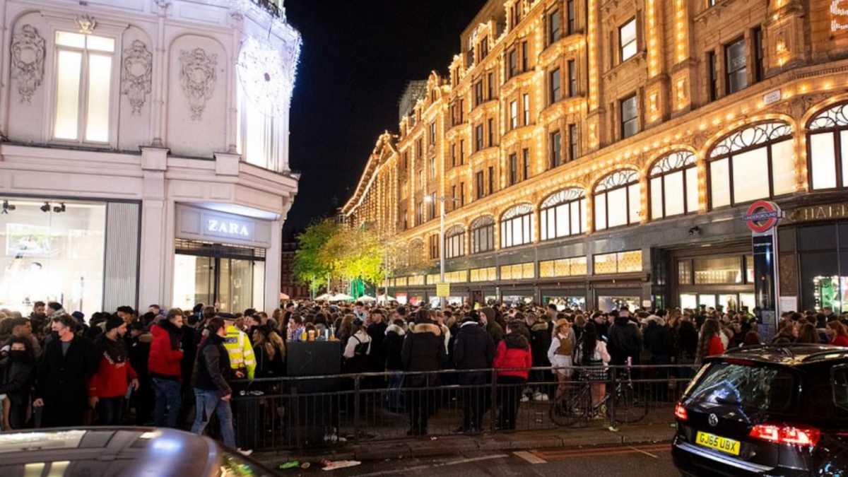Λονδίνο: Χαμός έξω από τα Harrods – Πλήθος κόσμου χωρίς μάσκες έκλεισε το δρόμο (video)