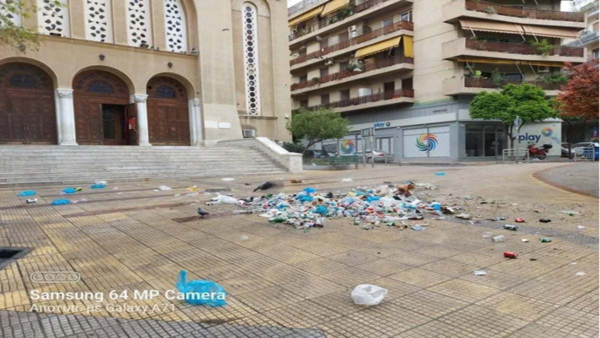 Πλατεία Κυψέλης: Επιχείρηση καθαρισμού του Δήμου Αθηναίων μετά το κορωνοπάρτι