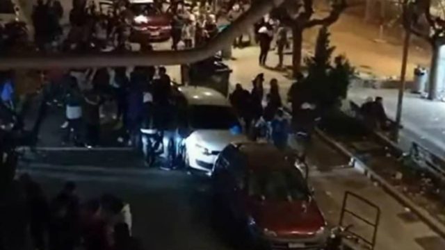 Ποιο lockdown; Κορωνοπάρτι με DJ και φωτοβολίδες στην πλατεία Βαρνάβα στο Παγκράτι! (Video)