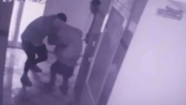 Θεσσαλονίκη: Χτύπησαν και λήστεψαν ηλικιωμένη μπροστά στον γιο της (Video)