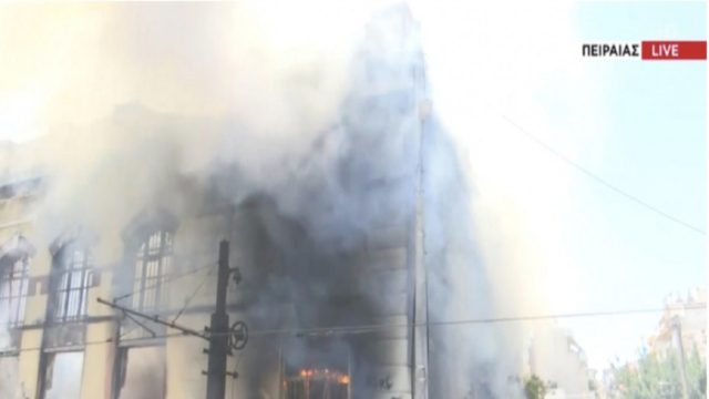 Φωτιά σε κτήριο στον Πειραιά
