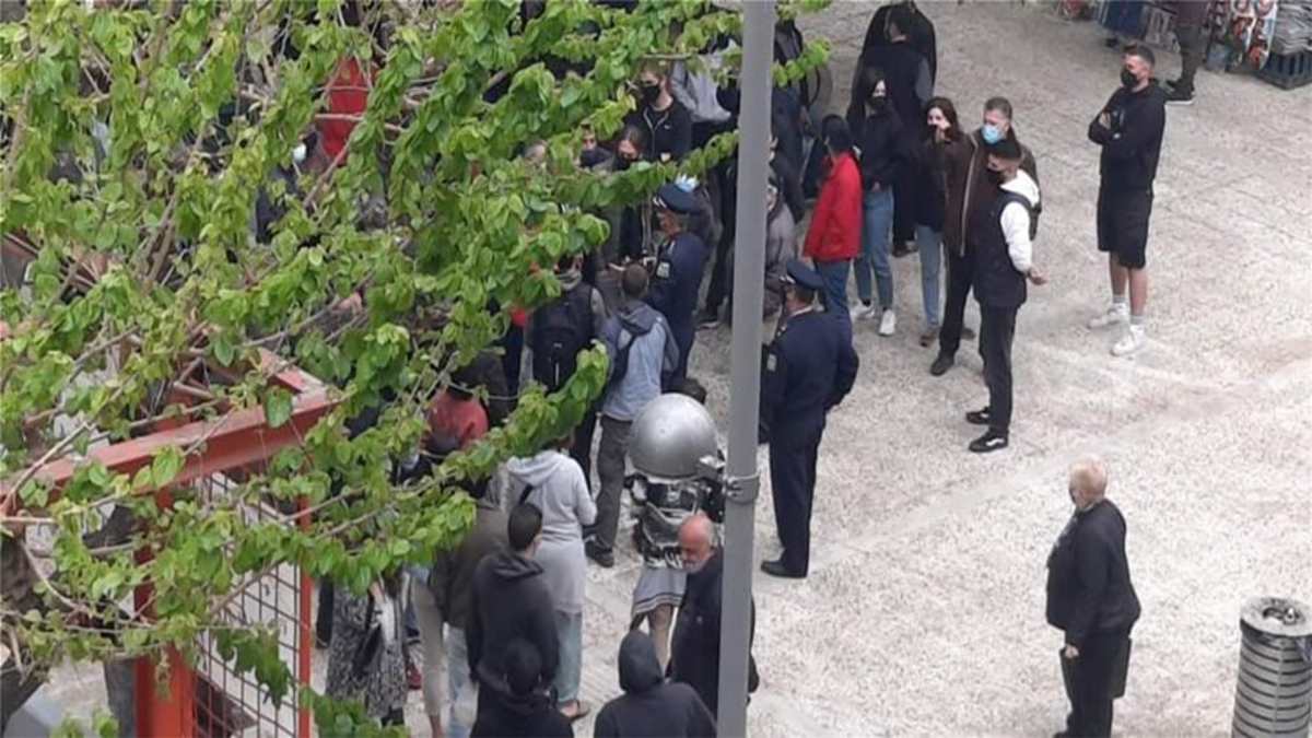 Έγινε διαμαρτυρία στην Πλατεία Βαρνάβα λόγω της παρουσίας των αστυνομικών (photo)