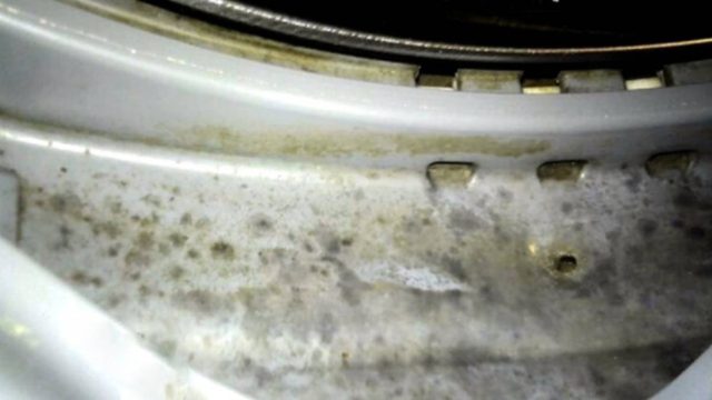 Το πλυντήριό σας είναι γεμάτο επικίνδυνη μούχλα: Αφαιρέστε την εύκολα με αυτό το πανέξυπνο κόλπο!