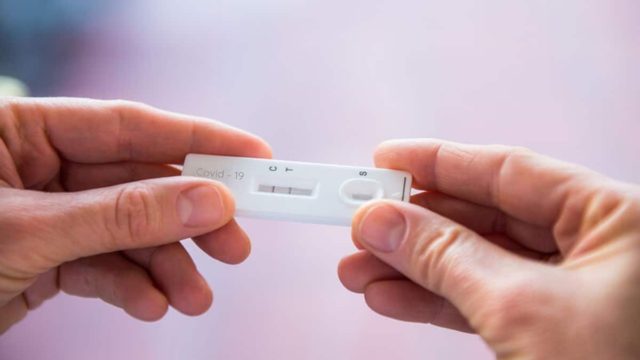 Στα φαρμακεία από Δευτέρα τα πρώτα self test – Βήμα βήμα πώς θα το κάνετε μόνοι σας