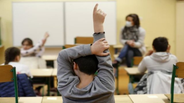 Σχολεία: Στον «αέρα» το άνοιγμα δημοτικών-γυμνασίων – Τα σενάρια που εξετάζονται (Video)