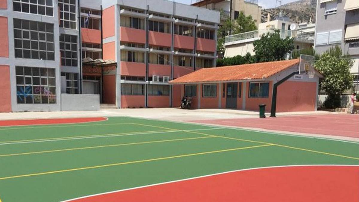 Πρόταση βόμβα: Μάθημα στα προαύλια των σχολείων