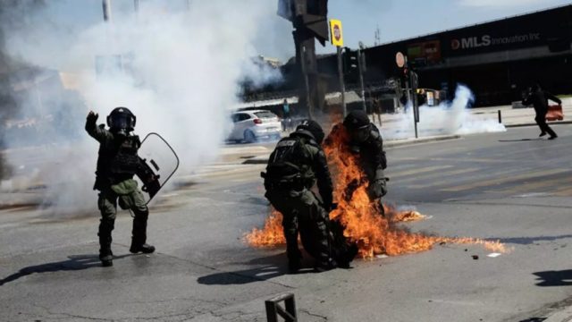 Θεσσαλονίκη: Η σοκαριστική στιγμή όπου διαδηλωτής τυλίγεται στις φλόγες από μολότοφ (Video)