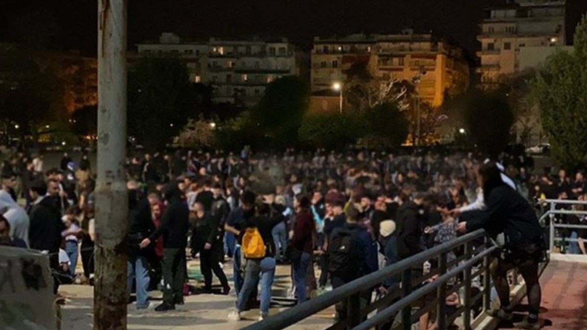Χαμός στη Θεσσαλονίκη: Κορωνοπάρτι στο ΑΠΘ – Η πλειονότητα δεν φορούσε μάσκα