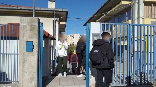 Θεσσαλονίκη: «Χώθηκε» στην τάξη ο μαθητής χωρίς self test – Συνεχίζονατι τα ευτράπελα στο 1ο ΓΕΛ Θέρμης (Video)