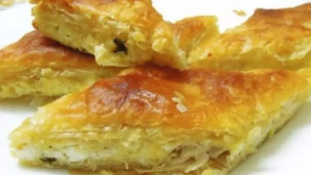 Λαχταριστή τυρόπιτα με 4 τυριά