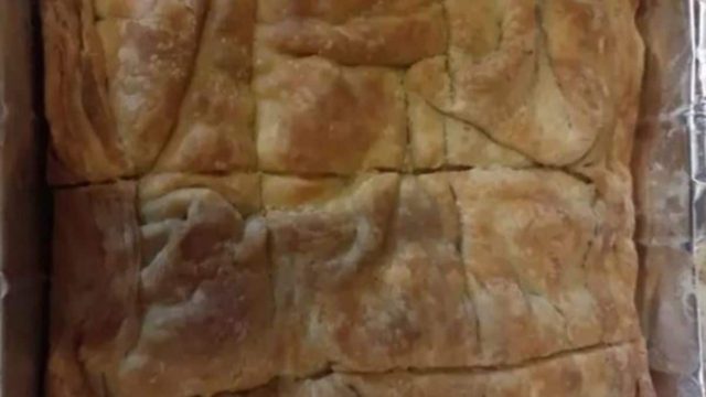 Εύκολη τυρόπιτα με μόνο δύο φύλλα
