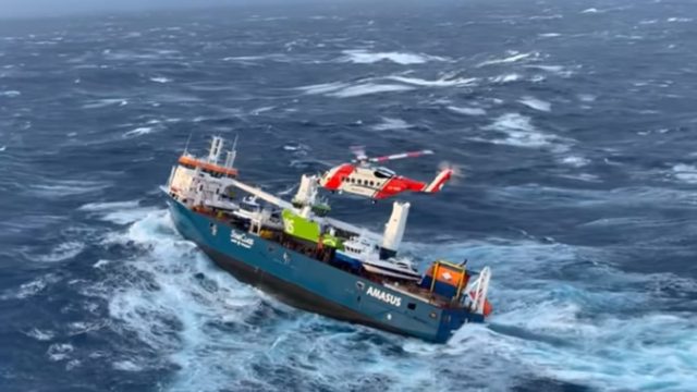 Πλοίο κινδυνεύει να βυθιστεί – Δραματικές στιγμές στη θάλασσα της Νορβηγίας (Video)