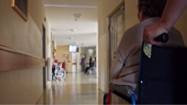 «Πείνα, βρώμα, κακουχίες» – Σοκάρει πρώην εργαζόμενη του γηροκομείου Χανίων (Video)
