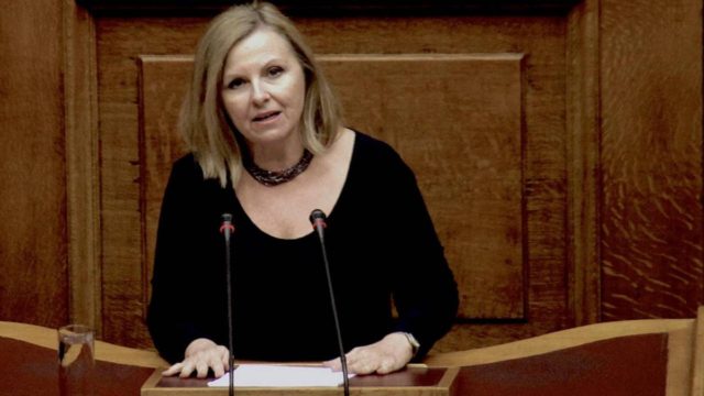 Άννα Χατζησοφιά: Ζήτησε συγγνώμη μετά από άστοχη ανάρτηση για τα κορωνοπάρτι