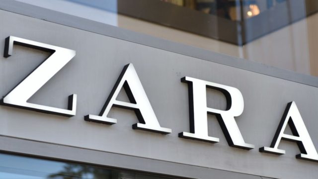 ZARA: Ψηλόμεση βερμούδα denim σε σούπερ τιμή