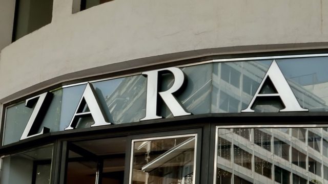 ZARA: Μπλούζα basic με V ντεκολτέ – Κοστίζει μόνο 5,95 ευρώ
