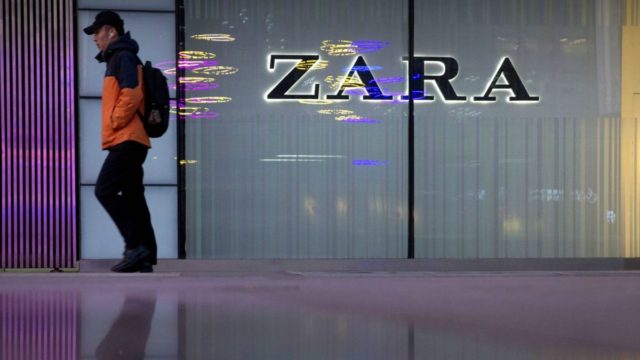 ZARA: Αγοράστε μακρύ πλεκτό φόρεμα σε σούπερ τιμή