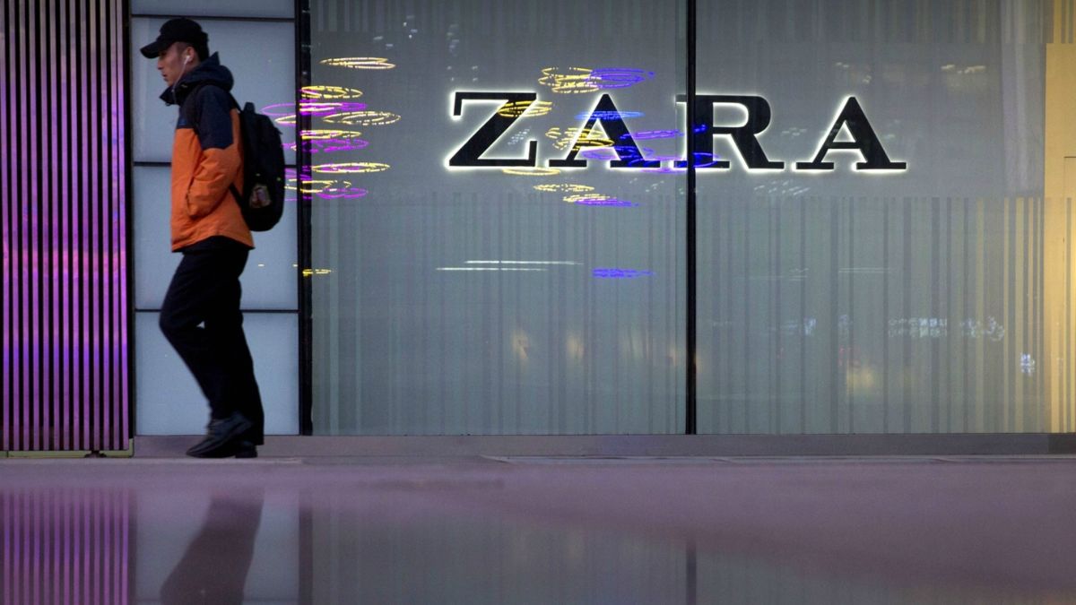 ZARA: Αγοράστε μακρύ πλεκτό φόρεμα σε σούπερ τιμή