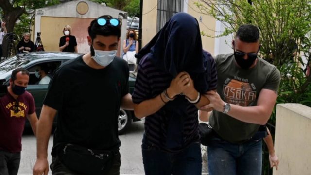 Στον Εισαγγελέα, με χειροπέδες στα χέρια, ο 22χρονος σάτυρος της Νέας Σμύρνης!