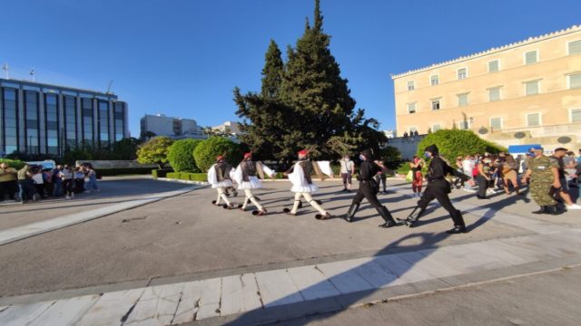 Συγκίνηση  στο Σύνταγμα με την αλλαγή φρουράς και τους Ποντίους εύζωνες – Προκλητικοί για άλλη μια φορά οι Τούρκοι