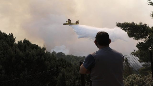 Φωτιά στον Σχίνο Κορινθίας: Βελτιώνεται η εικόνα της φωτιάς – Ελέγχονται οι αναζωπυρώσεις