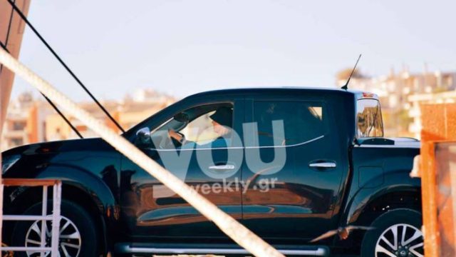 Κρυφτούλι από την Ελένη Μενεγάκη – Καμουφλαρίστηκε για να ταξιδέψει στην Άνδρο