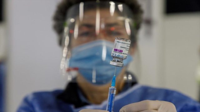 Κορωνοϊός: Εγκεφαλικά νεκρή η 44χρονη που εμβολιάστηκε με AstraZeneca – Σταματούν τη χορήγηση φαρμάκων