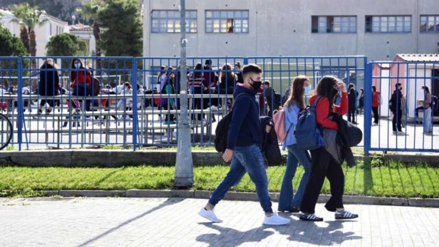 Κορωνοϊός: 3.000 τα θετικά self test σε εκπαιδευτικούς, μαθητές και εργαζόμενους στα σχολεία
