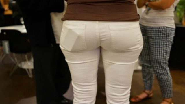 Εάν βάζεις το κινητό σου στην τσέπη, τότε αυτό πρέπει να το δεις… Όλη η αλήθεια για τα κινητά τηλέφωνα! (Video)