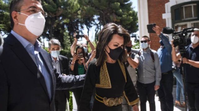 Η Γιάννα Αγγελοπούλου με μακεδονίτικη φορεσιά συναντήθηκε με τον Περιφεριάρχη